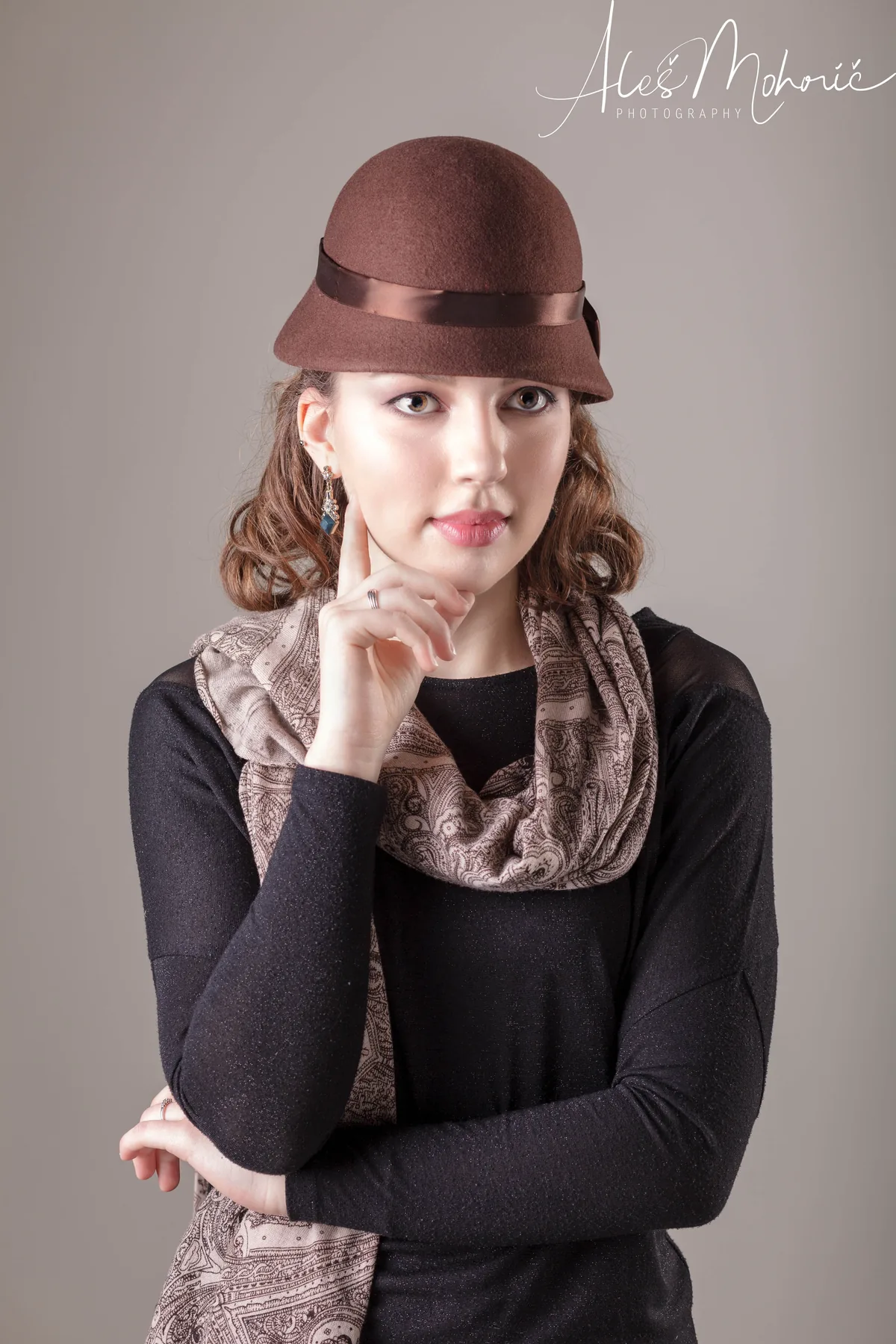 Studijski portret s klobukom