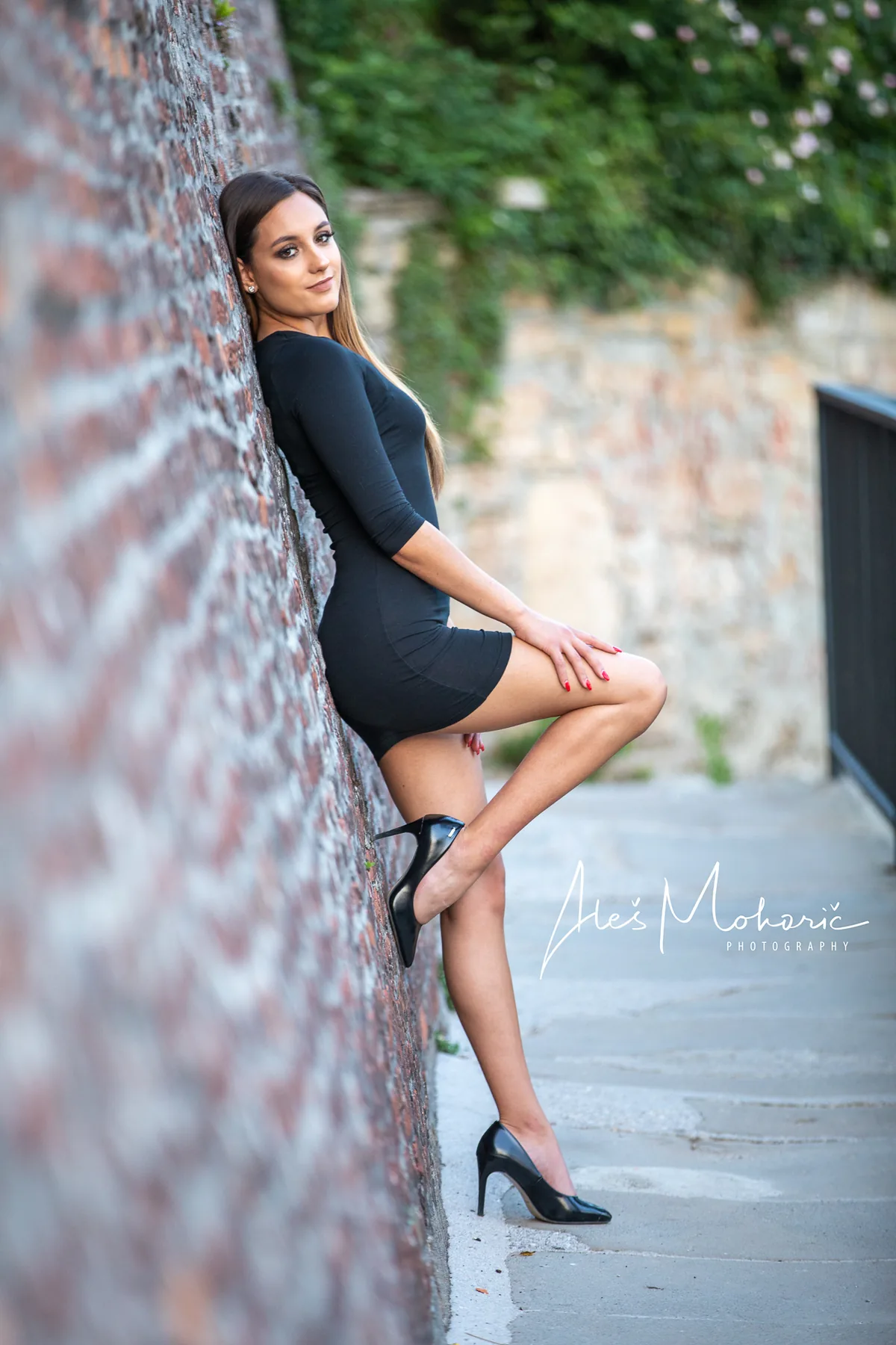 Modna fotografija ob zidu